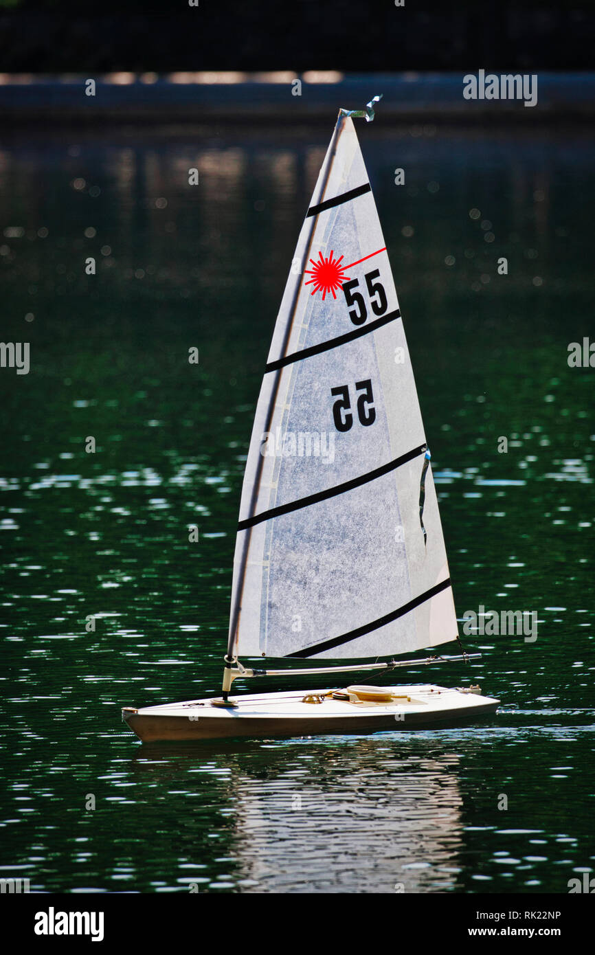 Spielzeug Segelboote im Central Park an einem sonnigen Tag Stockfoto