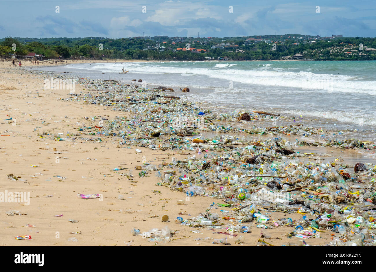 Die Verschmutzung von Kunststoff Flaschen, Becher, Strohhalme und sonstigem Abfall bis Waschen am Strand von Jimbaran Bay, Bali Indonesien. Stockfoto