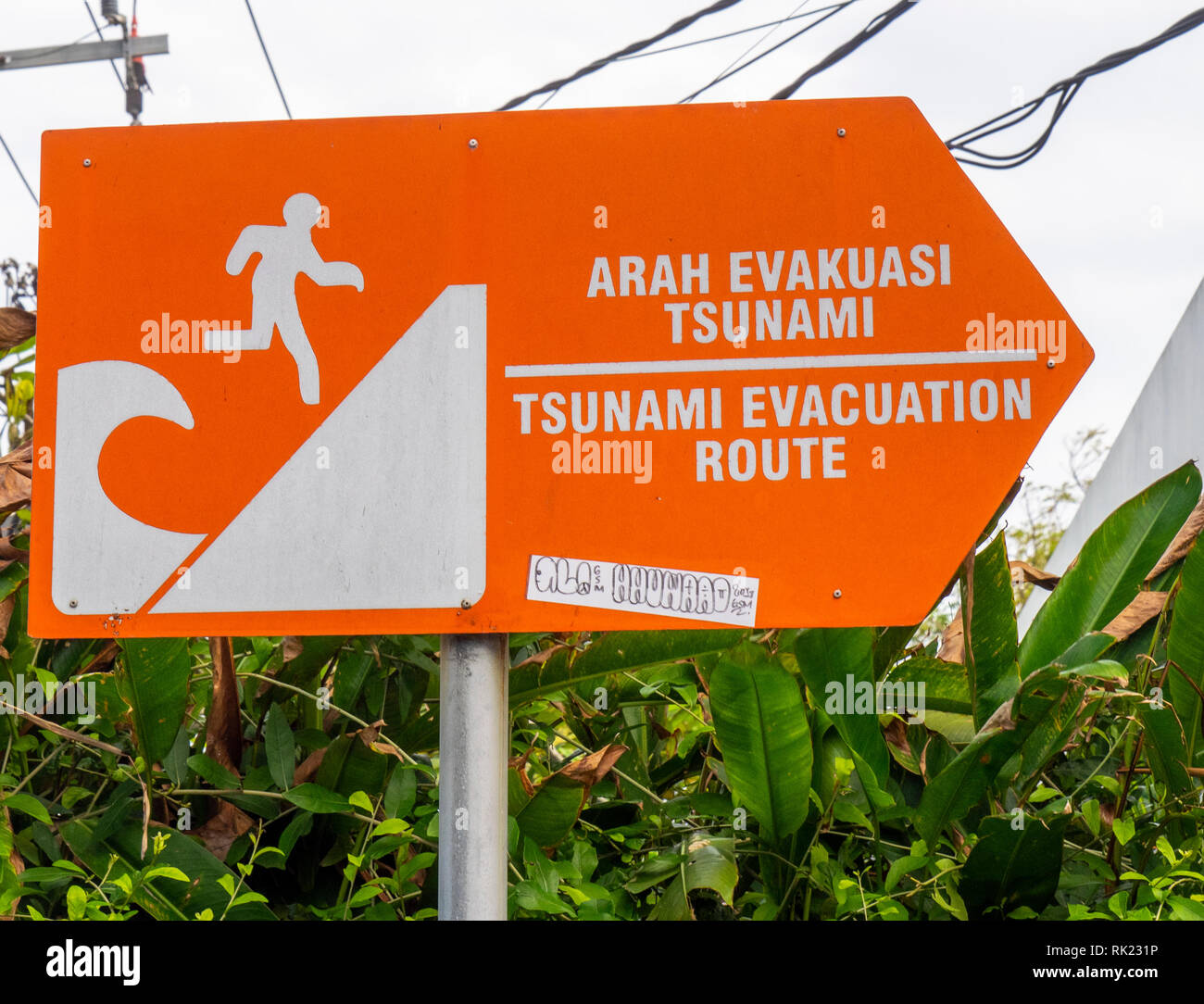 Orange mit Evakuierung Anleitungen für den Fall eines Tsunami in Jimbaran, Bali, Indonesien. Stockfoto