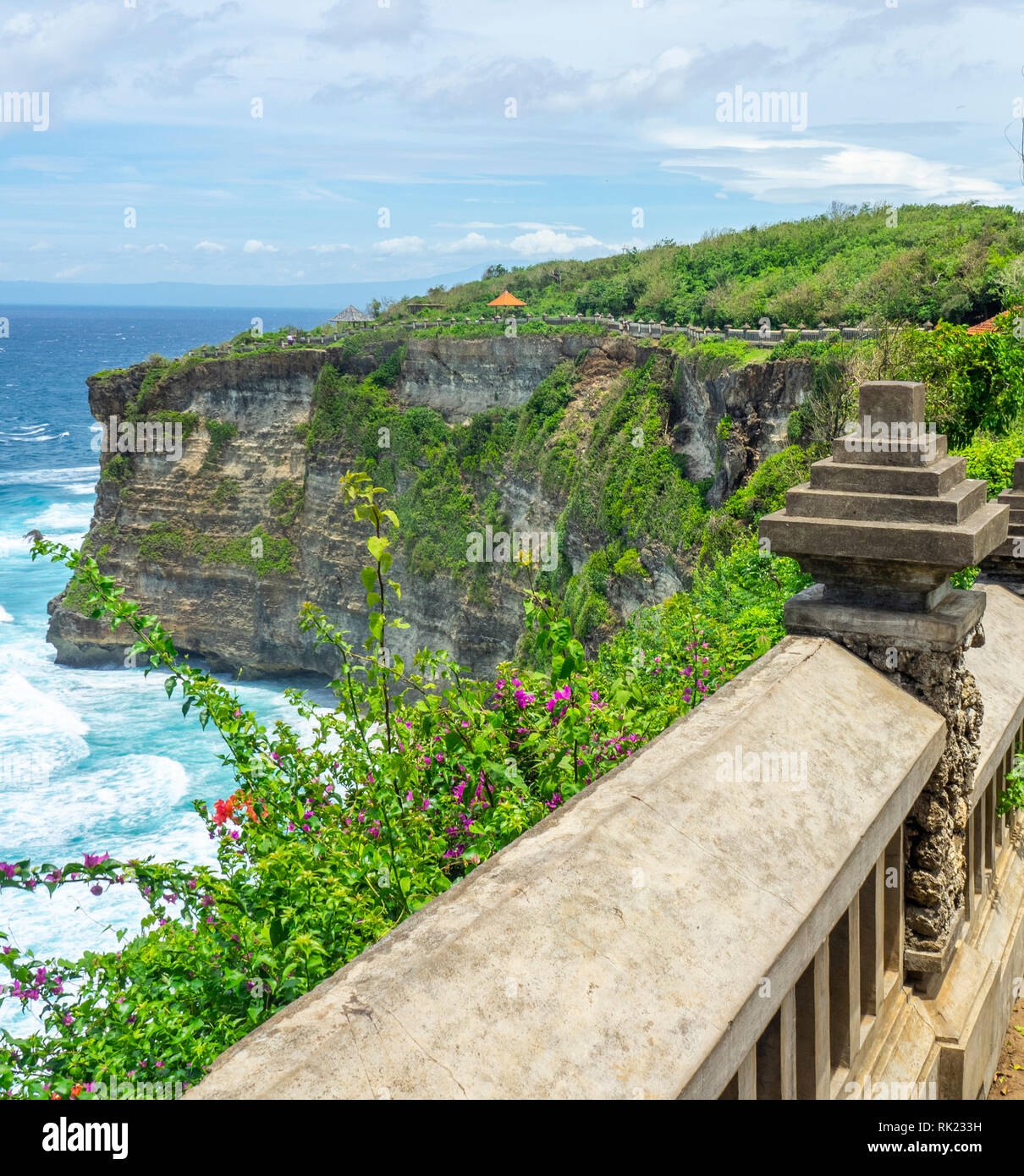 Kalkstein Klippen bei Uluwatu in Bukit Peninsula, Bali, Indonesien. Stockfoto