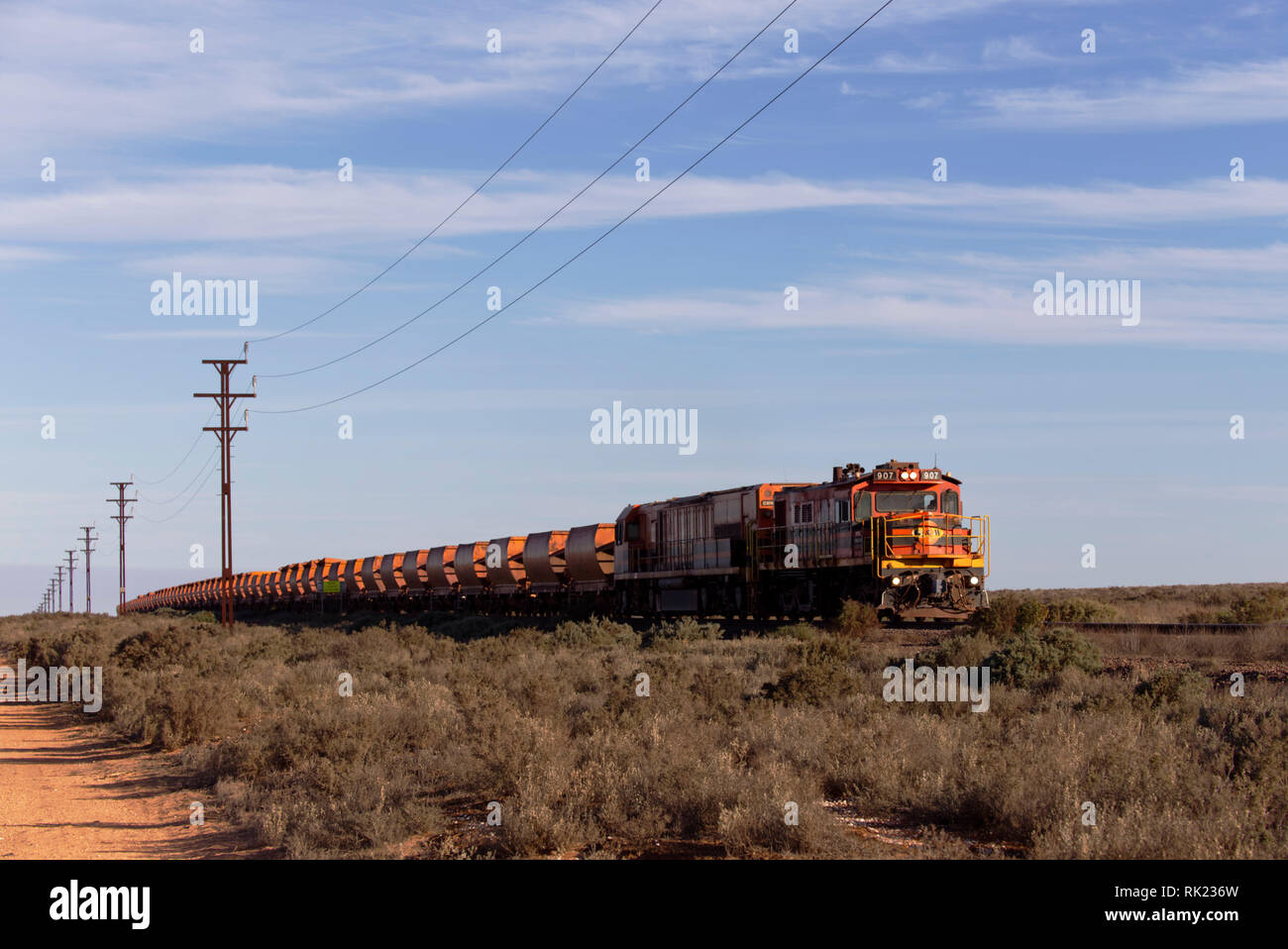 Eisenerz Güterzug am Bügeleisen Knopf in Whyalla Eisenbahn Bügeleisen Knopf South Australia Stockfoto