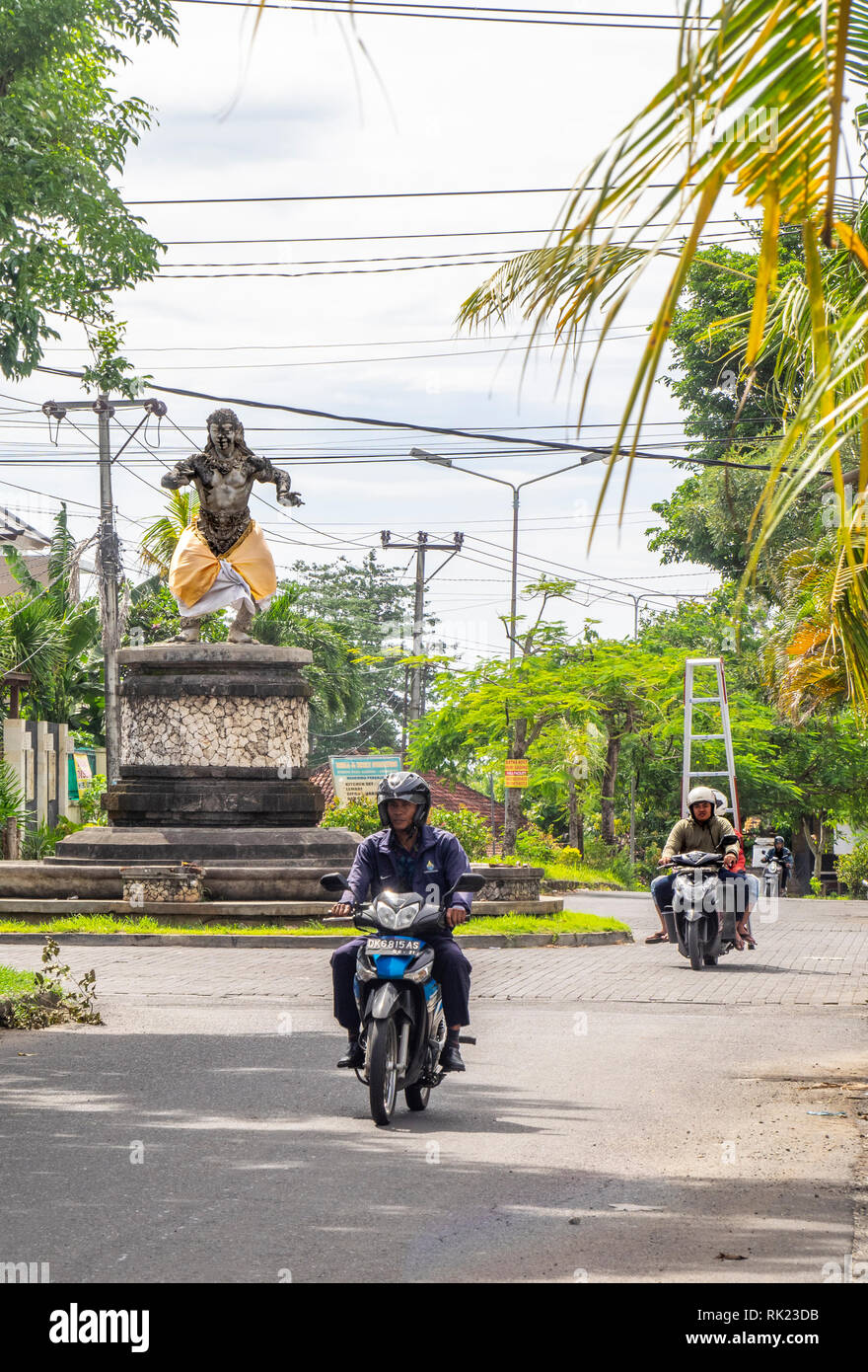 Motorradfahrer der Transport einer Leiter in Jimbaran, Bali, Indonesien. Stockfoto