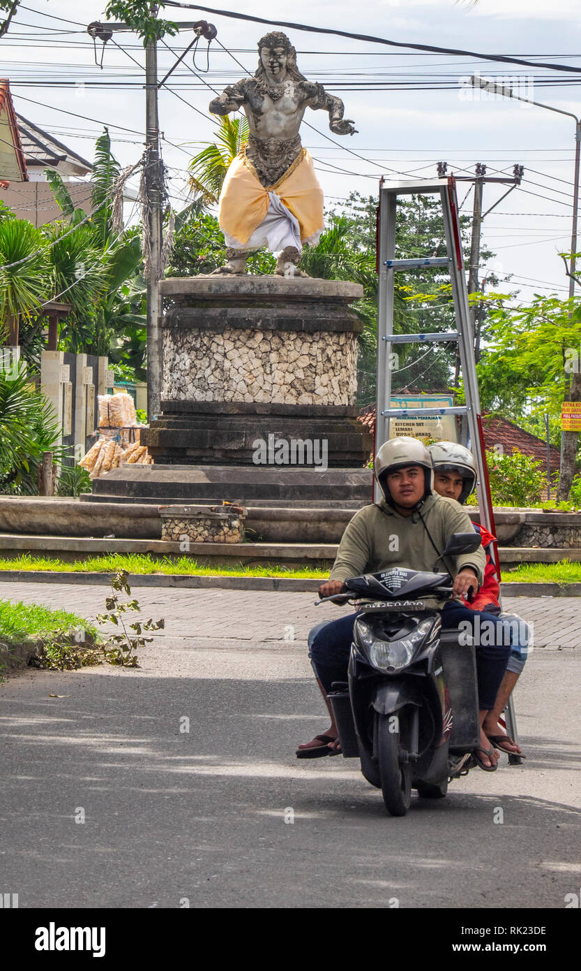 Motorradfahrer der Transport einer Leiter in Jimbaran, Bali, Indonesien. Stockfoto