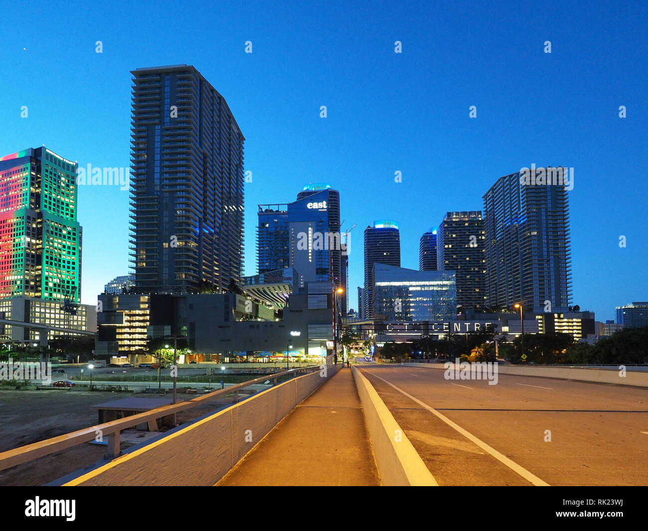 Miami, Florida 12-17-2018 Brickell Innenstadt vom South Miami Avenue Bridge bei Sonnenaufgang an einem klaren und wolkenlosen Wintermorgen. Stockfoto
