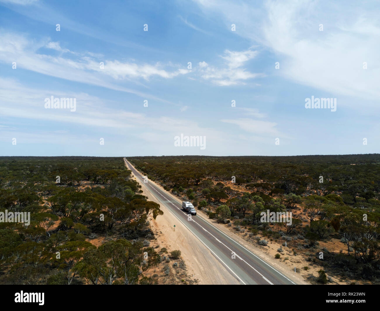 Antenne von Auto und Wohnmobil durch mallee Land auf der Eyre Highway South Australien Reisen Stockfoto