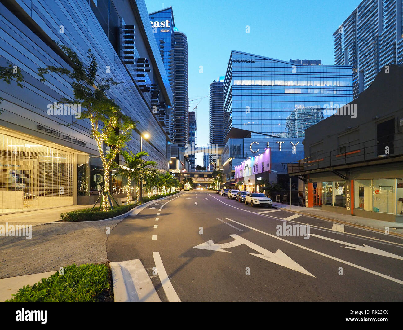 Miami, Florida 12-17-2018 Brickell Innenstadt von South Miami Avenue bei Sonnenaufgang an einem klaren und wolkenlosen Wintermorgen. Stockfoto