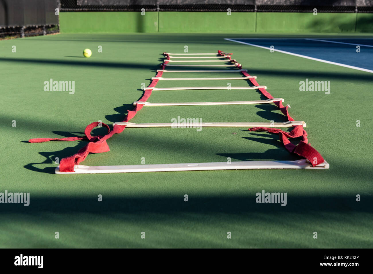 Agility ladder liegen auf Tennisplatz Warten auf nächste Spieler die Beinarbeit Fähigkeiten zu verbessern. Stockfoto