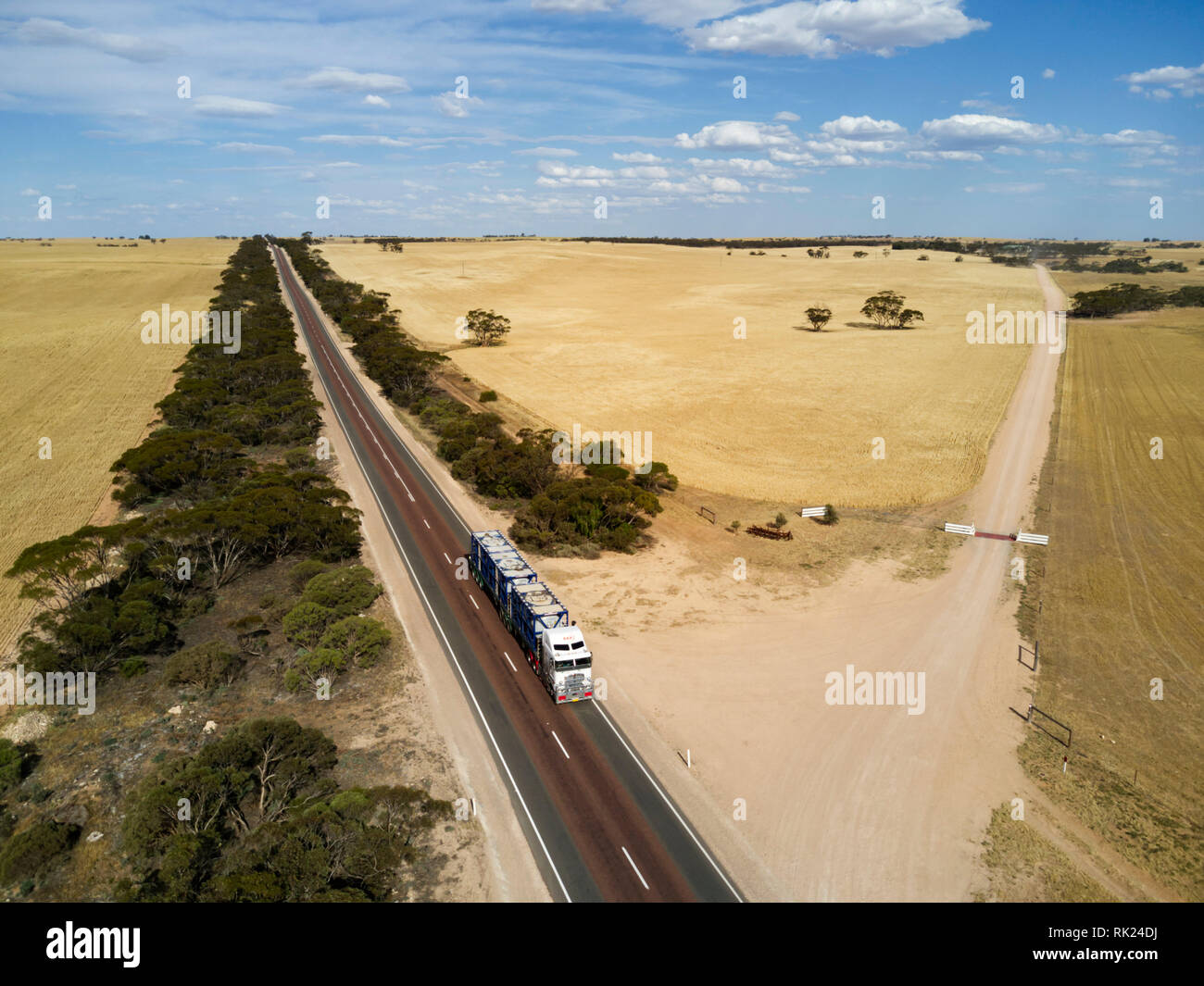 Antenne roadtrain vorbei an Weizen Felder in der Nähe von Kyancutta Eyre Peninsula South Australia Stockfoto