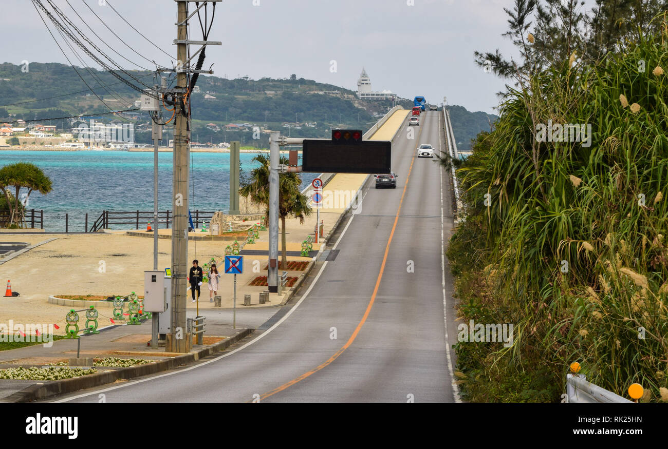 Autos über dem Hump von Kouri Brücke in der Präfektur Okinawa, Japan Stockfoto