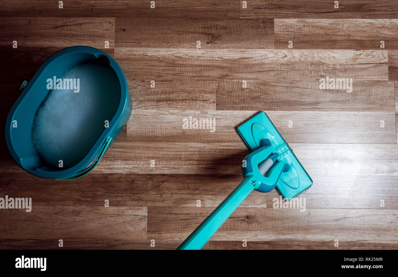 Wischen dreckig Holzboden durch nasse Scheibenwischer Mop, Hausarbeit. Topview Stockfoto