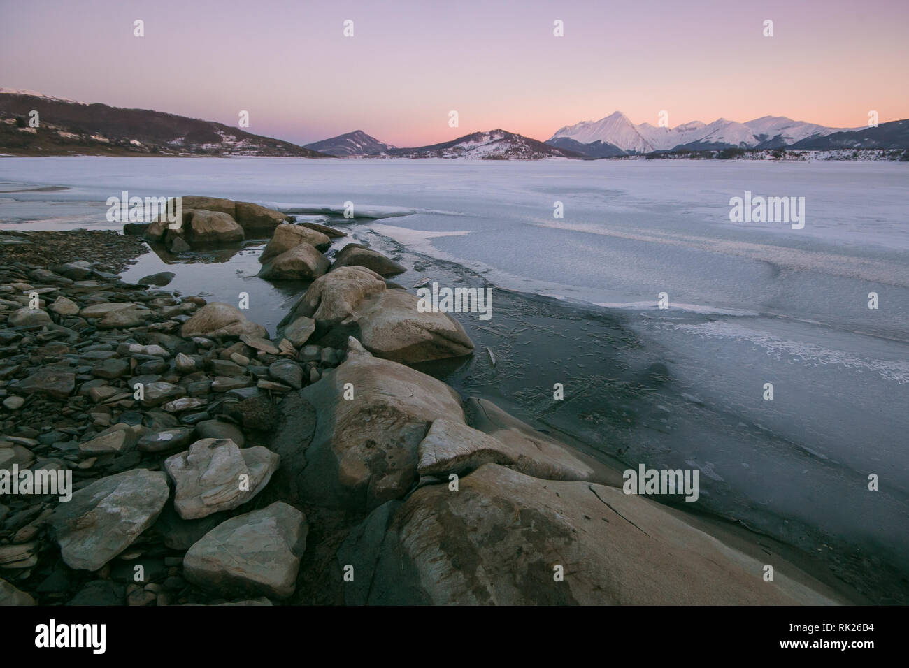 Berg gefrorenen See in den Abruzzen in der Dämmerung Stockfoto