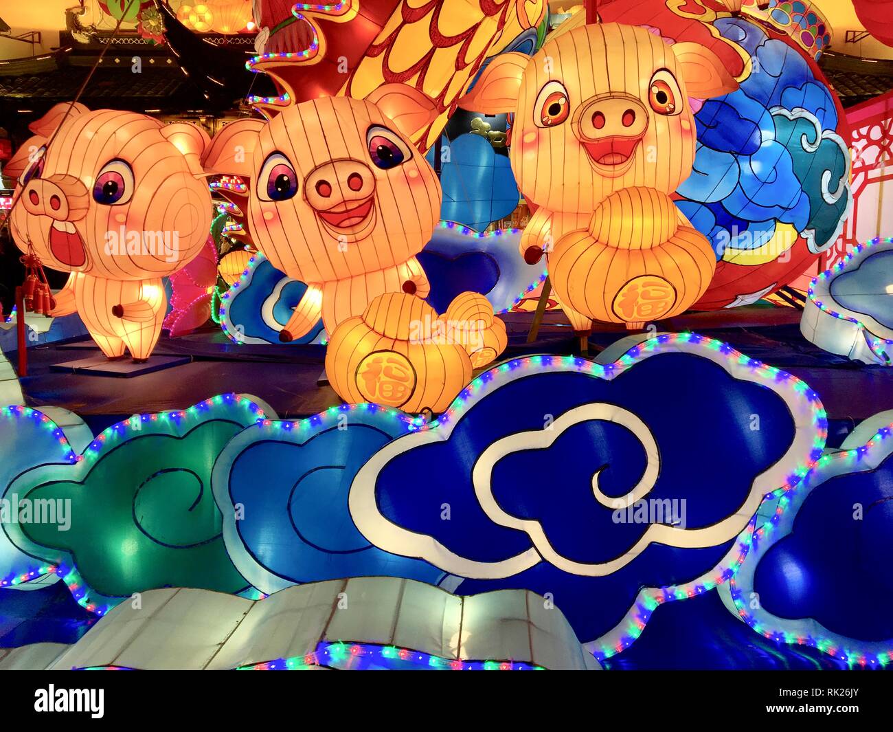 3 glückliche Schweine als Teil der chinesischen Neue Jahr Dekoration in Yuyuan Garten. 02.07.2019. Shanghai, China. Stockfoto