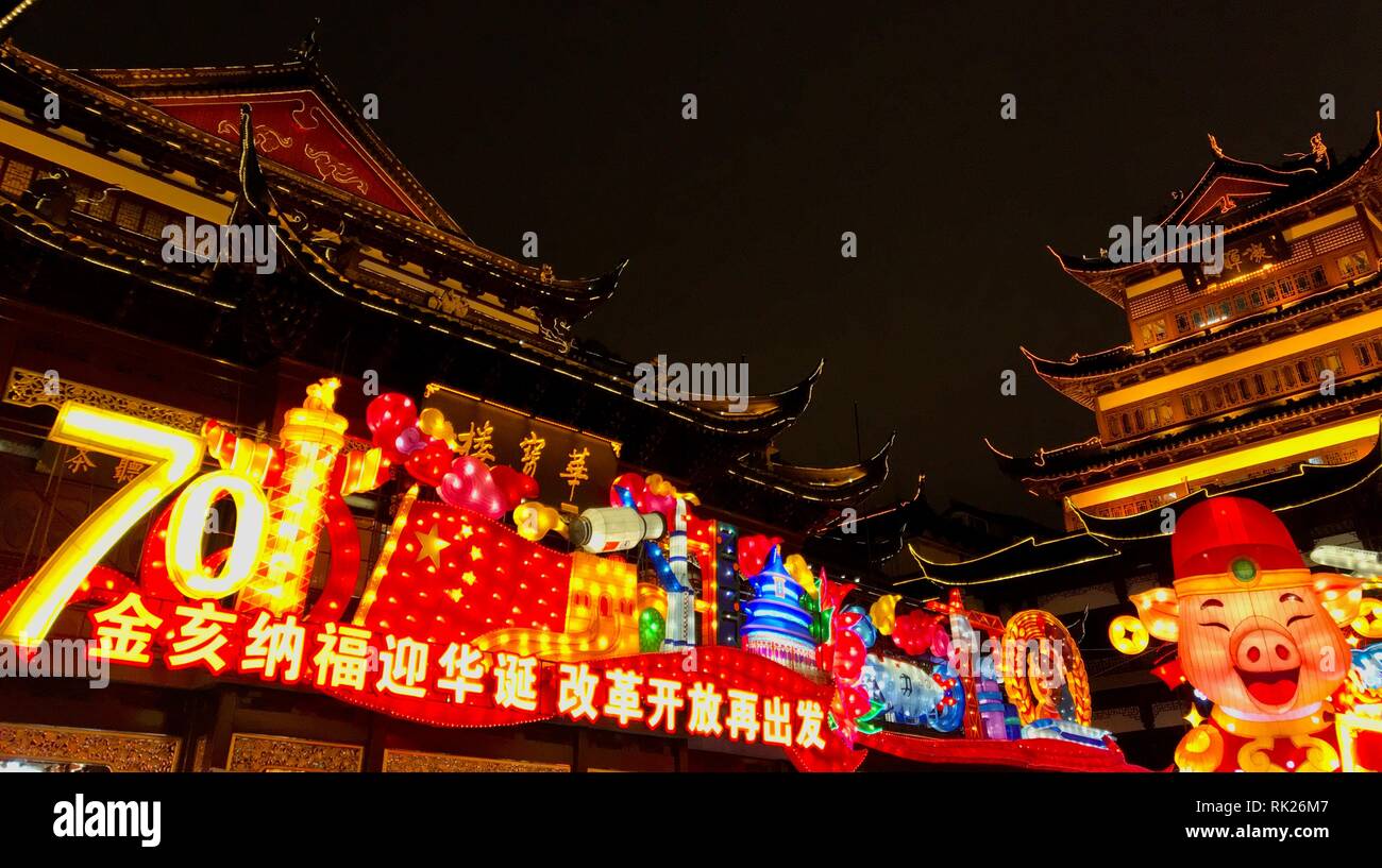 Bunte, beleuchtet das chinesische Neujahr Dekoration und traditionelle chinesische Architektur in Yuyuan Garten. 02.07.2019. Shanghai, China. Stockfoto
