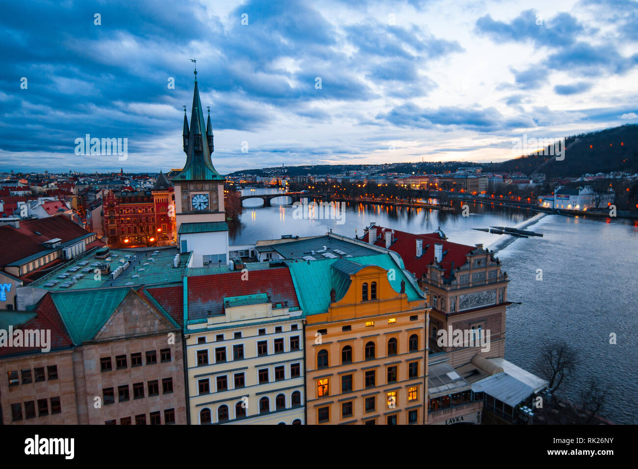 Blick auf die Dächer, Moldau und Brücken in Prag. Stare Misto. Stockfoto