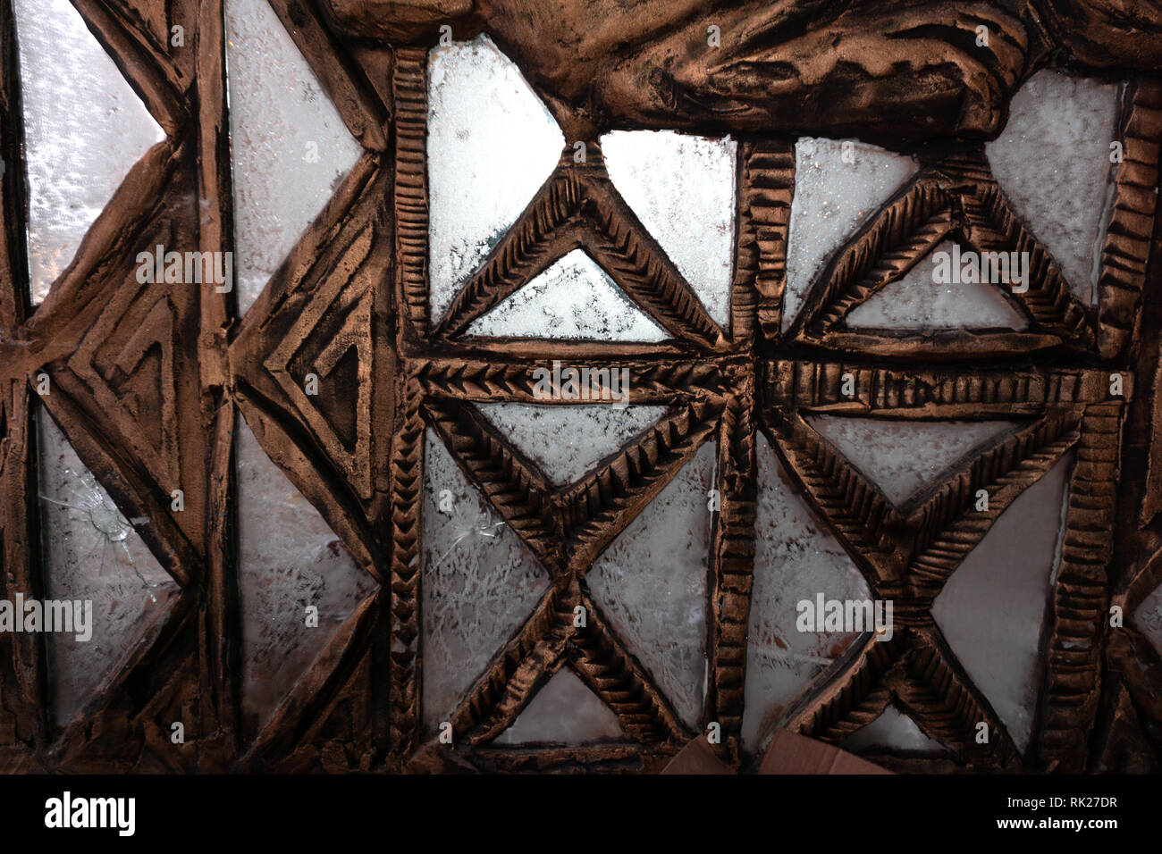 Architektonische Struktur, Wanddekoration mit Stuck, geometrische Muster mit den goldenen Sternen. Stockfoto