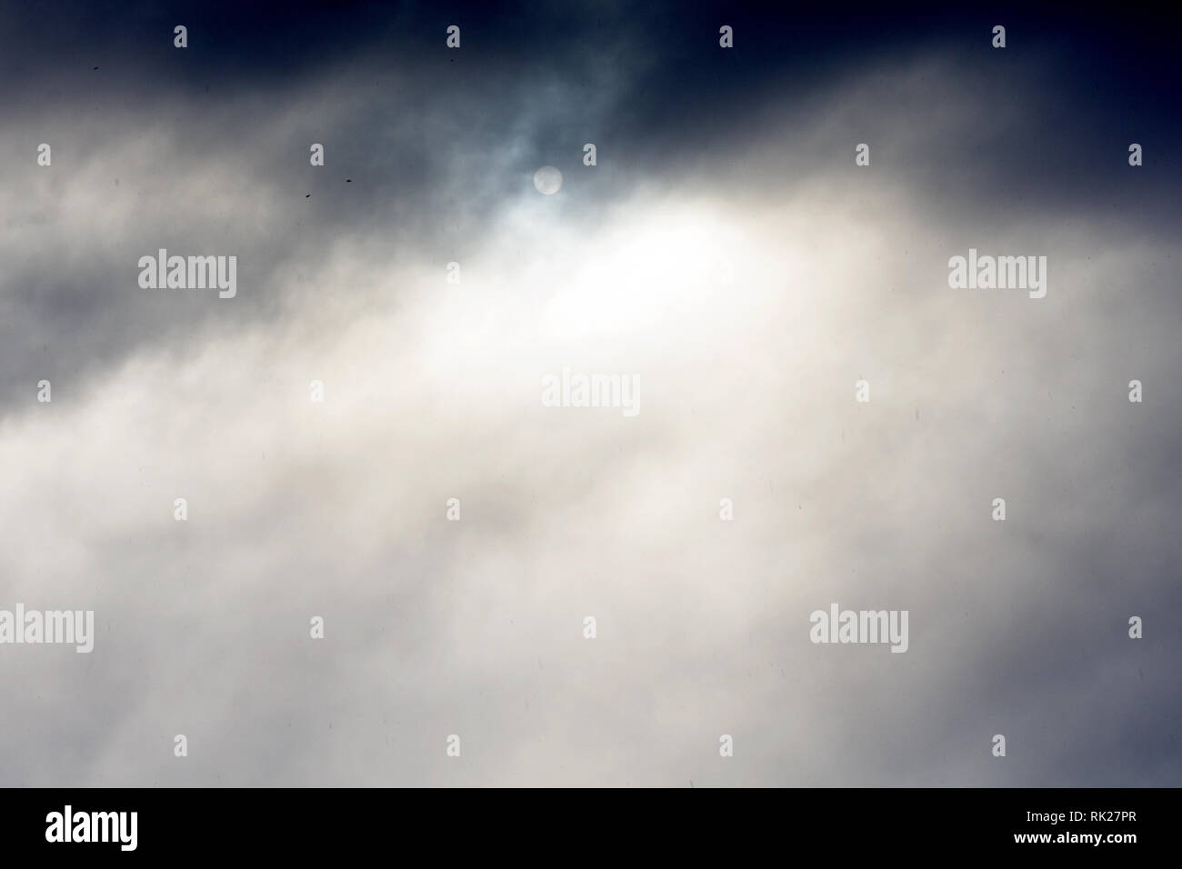 Gewitterwolken wie Armageddon. Regnerische Wolken über dem Horizont. Stockfoto