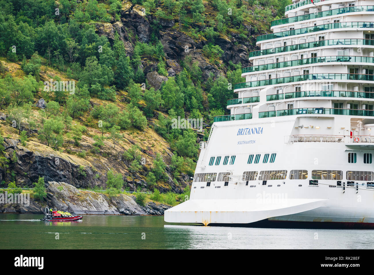 Lotsenboot guiding Kreuzfahrt Schiff durch den Fluss, Flam, Norwegen, Europa Stockfoto