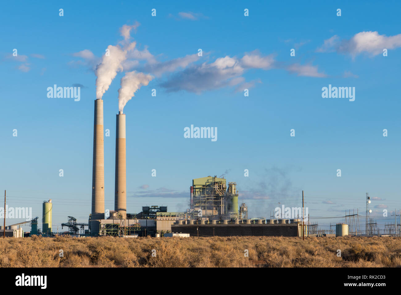 Eine Kohle - elektrische Kraftwerk mit Schornsteinen emitting Schwaden von Rauch in den südwestlichen Vereinigten Staaten feuerte Stockfoto