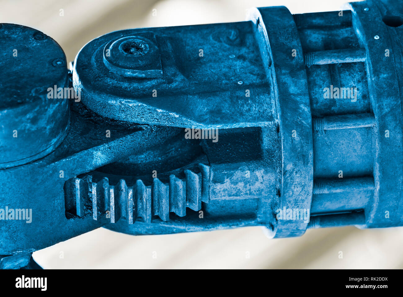 Hydrauliksystem Detail mit einem Zahnrad Segment. Metall Teil eines Gebäudes Maschinenarm Mechanismus in Blau auf weißem Hintergrund. Motor gemeinsamen Close-up. Stockfoto