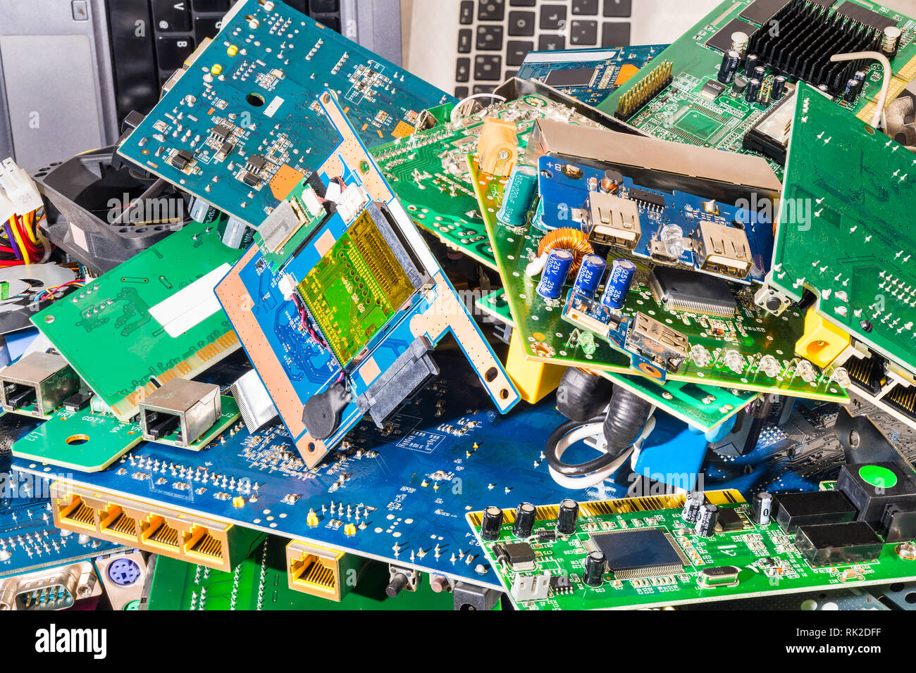 E-abfallberg aus alten ausrangierten Laptop- und PC-Teile. Industriellen Hintergrund von elektronischen Komponenten. Mainboards, PCB, Karten und Tastaturen. Ökologie. Stockfoto
