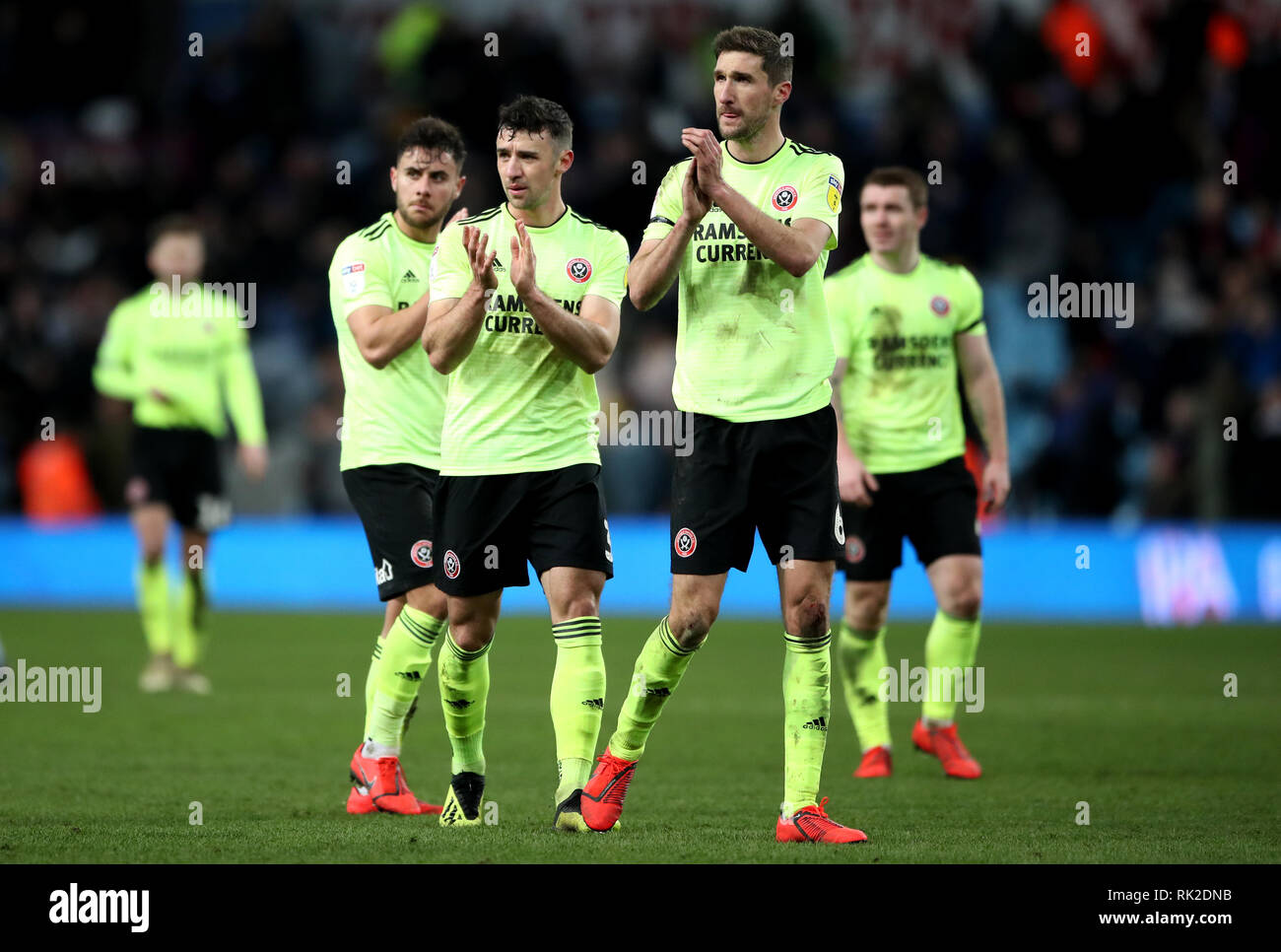 Von Sheffield United CHRIS Basham begrüßt die Fans nach den Himmel Wette WM-Match in der Villa Park, Birmingham. Stockfoto