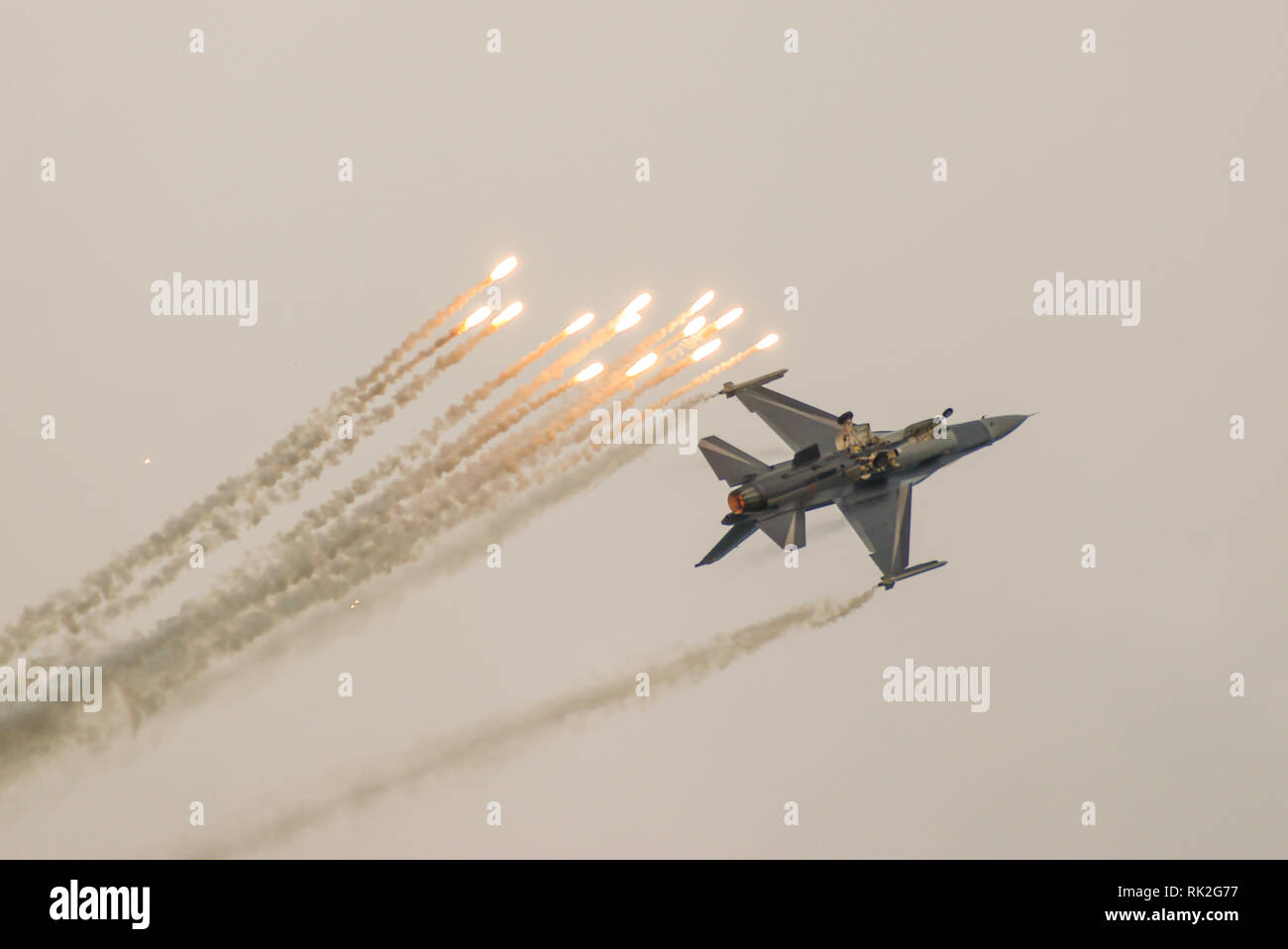 General Dynamics F-16 Fighting Falcon fighter Jet plane Feuern aus decoy Flares. Wärme, die Raketenabwehr Stockfoto