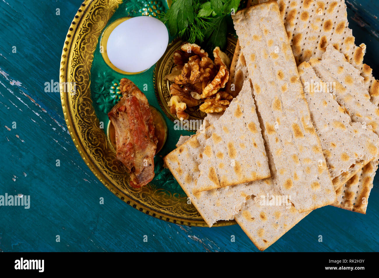 Matzo für Passah mit Seder auf dem Teller auf dem Tisch Nahaufnahme Stockfoto