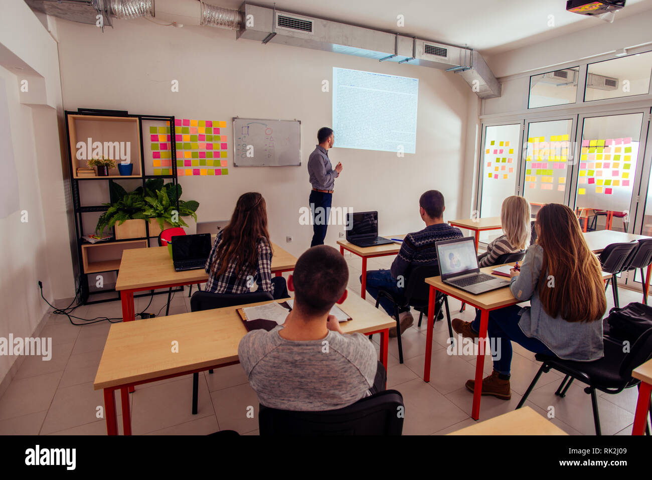 Junge Studentin ist in einer Präsentation vor der Klasse Stockfoto