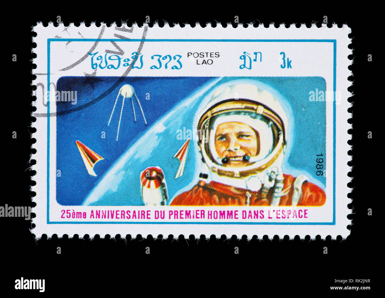 Briefmarke von Laso, Juri Gargarin und Sputnik 1 ausrücken, 25-jähriges Jubiläum des Menschen im Weltraum Stockfoto