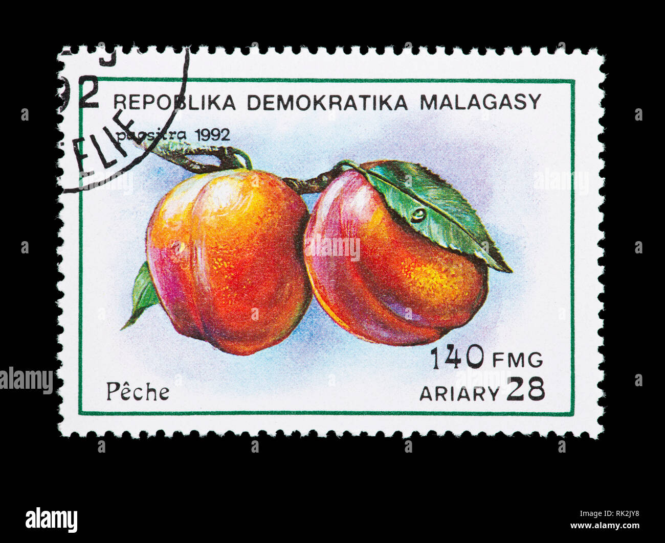 Briefmarke aus Madagaskar mit zwei Pfirsiche auf einem Zweig. Stockfoto