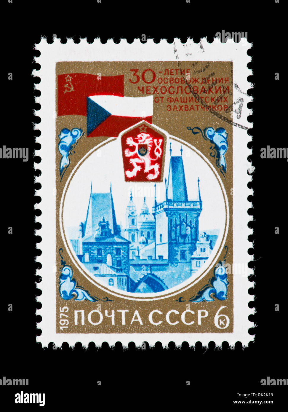 Briefmarke aus der Sowjetunion, die Karlsbrücke, und Fahnen, 30. Jahrestag der Befreiung der Tschechoslowakei vom Faschismus. Stockfoto