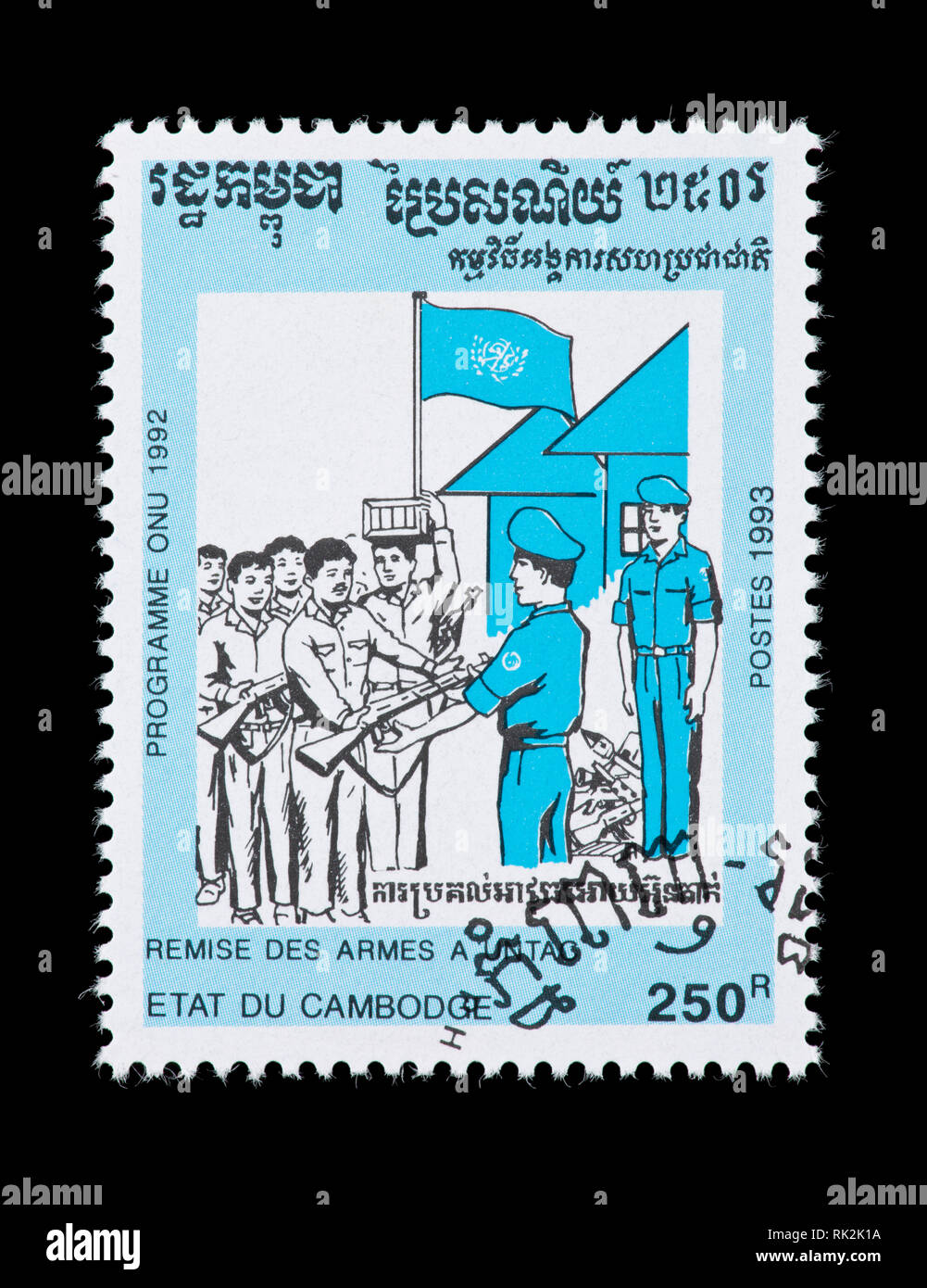 Briefmarke aus Kambodscha, die Truppen Übergabe von Waffen zu den Vereinten Nationen, der UN-Übergangsverwaltung in Kambodscha (UNTAC) Stockfoto