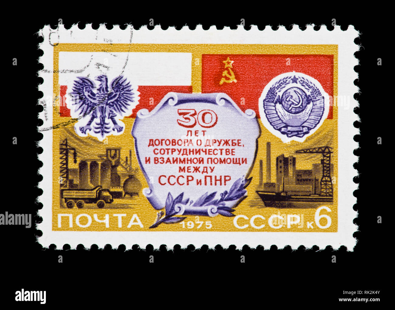 Briefmarke aus der Sowjetunion zeigen, dass Fahnen und Küsten von Polen und der UDSSR, Fabriken, Freundschaftsvertrag zwischen den beiden Ländern Stockfoto
