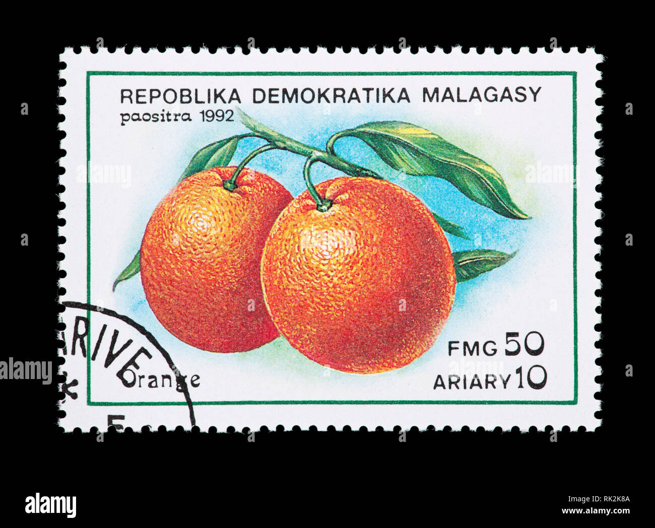 Briefmarke aus Madagaskar mit zwei Orangen auf einen Ast. Stockfoto