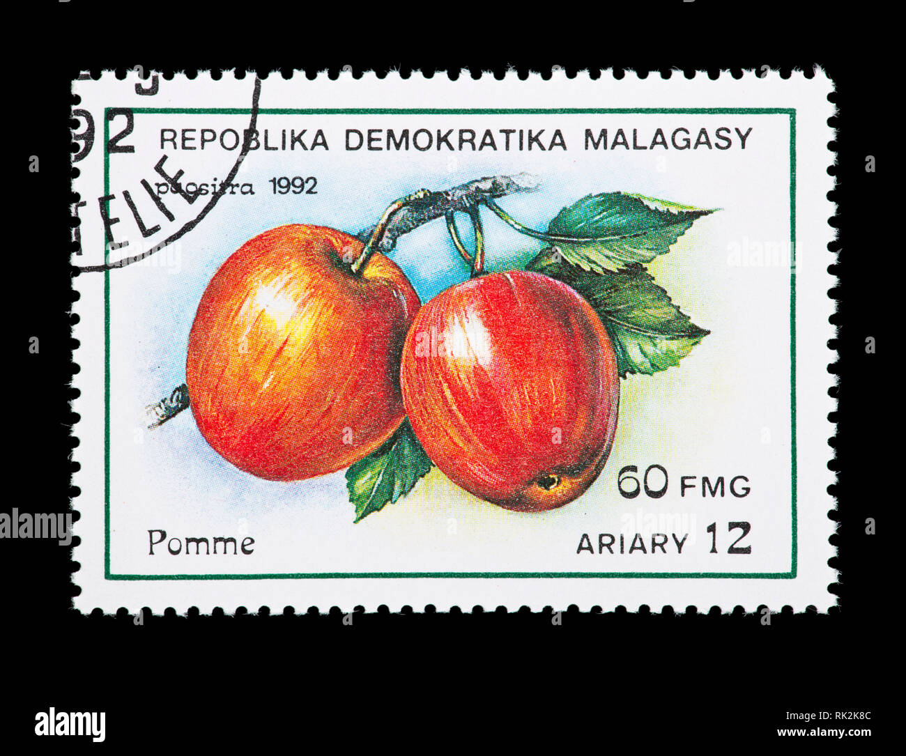 Briefmarke aus Madagaskar mit zwei Äpfel am Zweig. Stockfoto