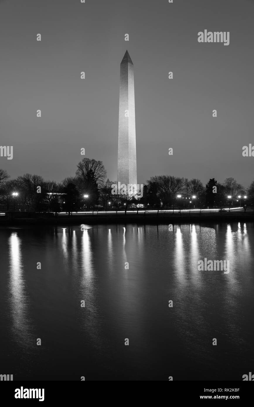 Das Washington Monument und Tidal Basin bei Nacht, in Washington, DC Stockfoto
