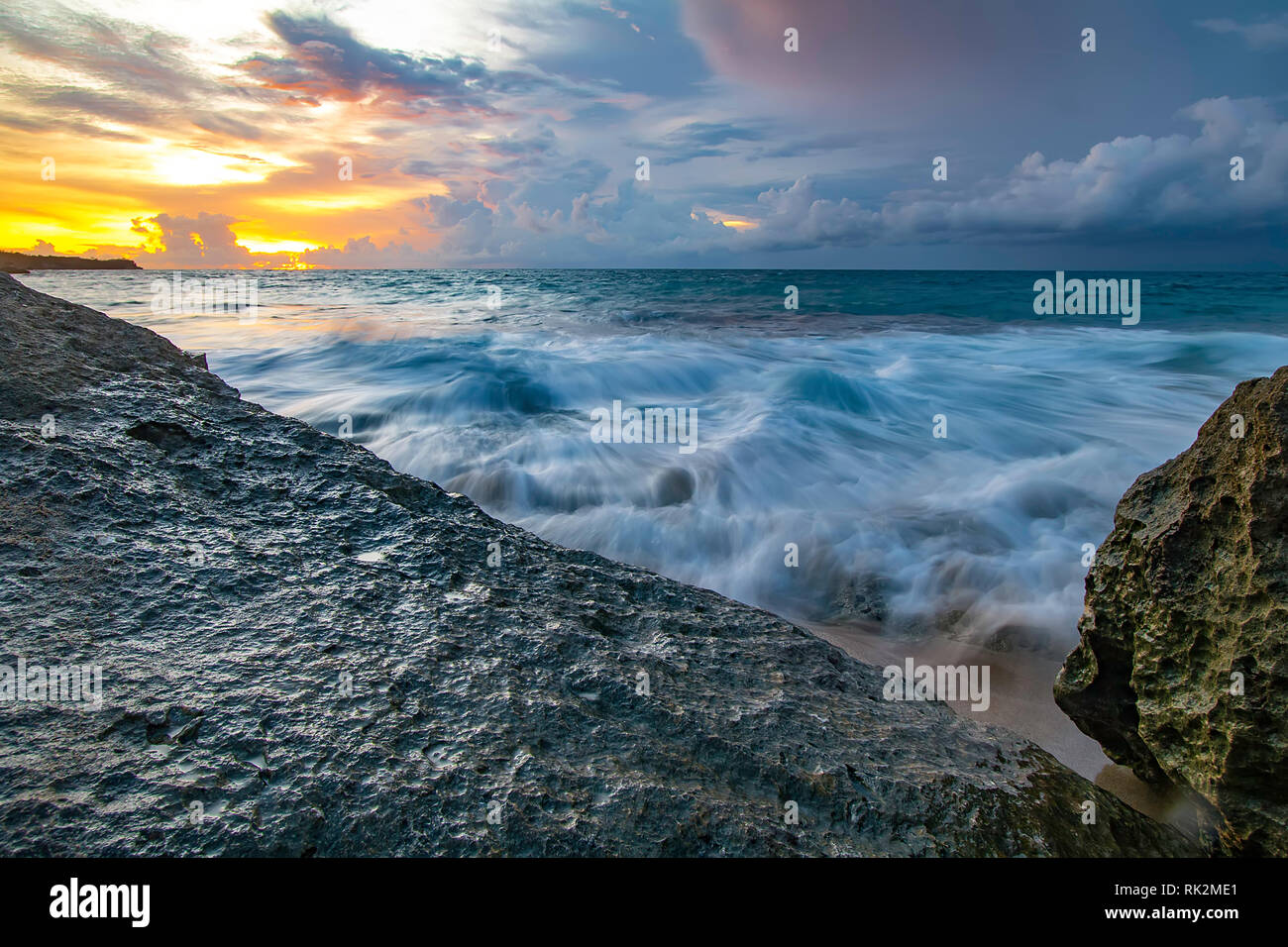 Schönen Sonnenuntergang an Tegal Wangi Strand Bali, Indonesien Stockfoto