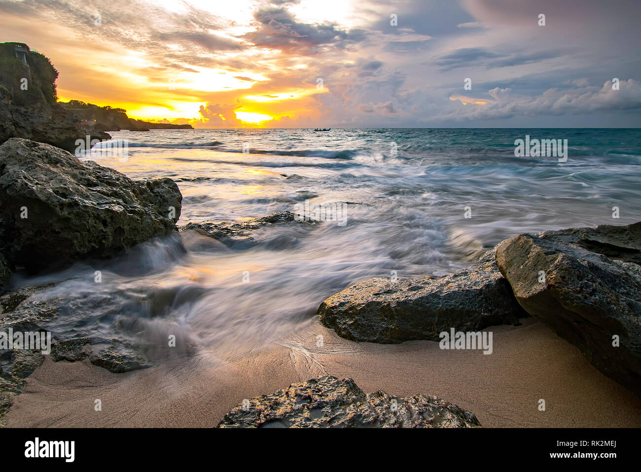 Schönen Sonnenuntergang an Tegal Wangi Strand Bali, Indonesien Stockfoto