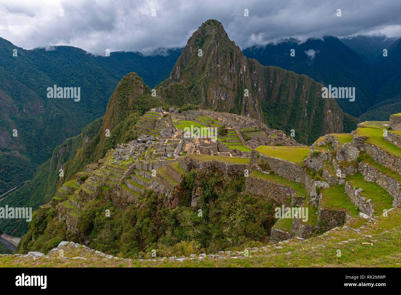 Ein dramatischer Himmel über den Inka Ruinen von Machu Picchu, Cusco Region, Peru. Stockfoto