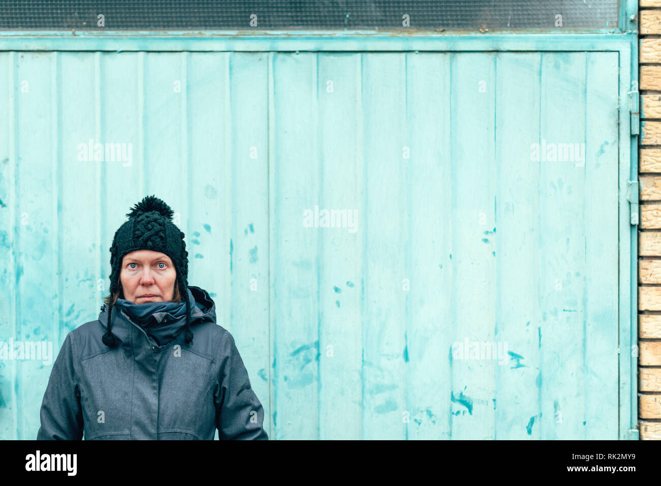 Street Portrait von Schön lässig nach kaukasische Frau in städtischen Umgebung im Winter am Nachmittag, selektiver Fokus Stockfoto