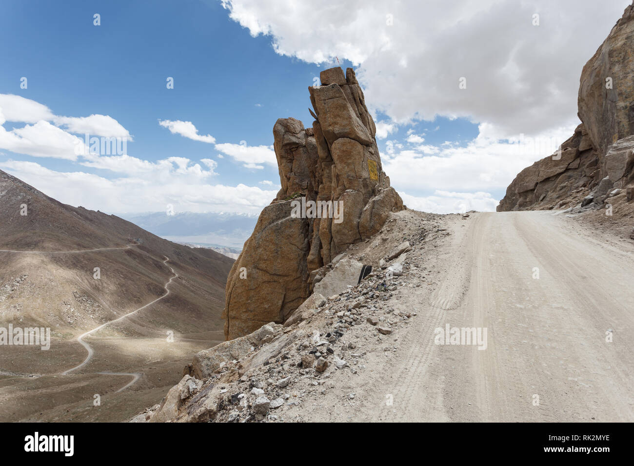 Radfahren die schmale, unbefestigte Straße vor Wicklung über die kargen Berge der Khardungla Durchlauf in Tibet Stockfoto