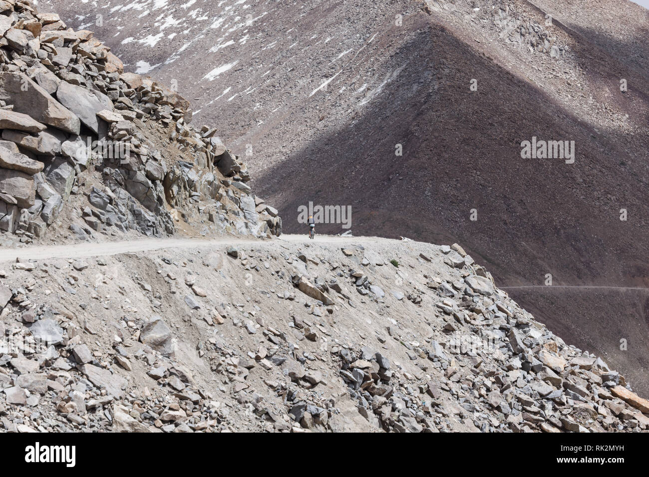Mountainbike durch die remote unbewohnten Khardungla Durchlauf in Himalaya, Indien auf einem schmalen Feldweg Stockfoto