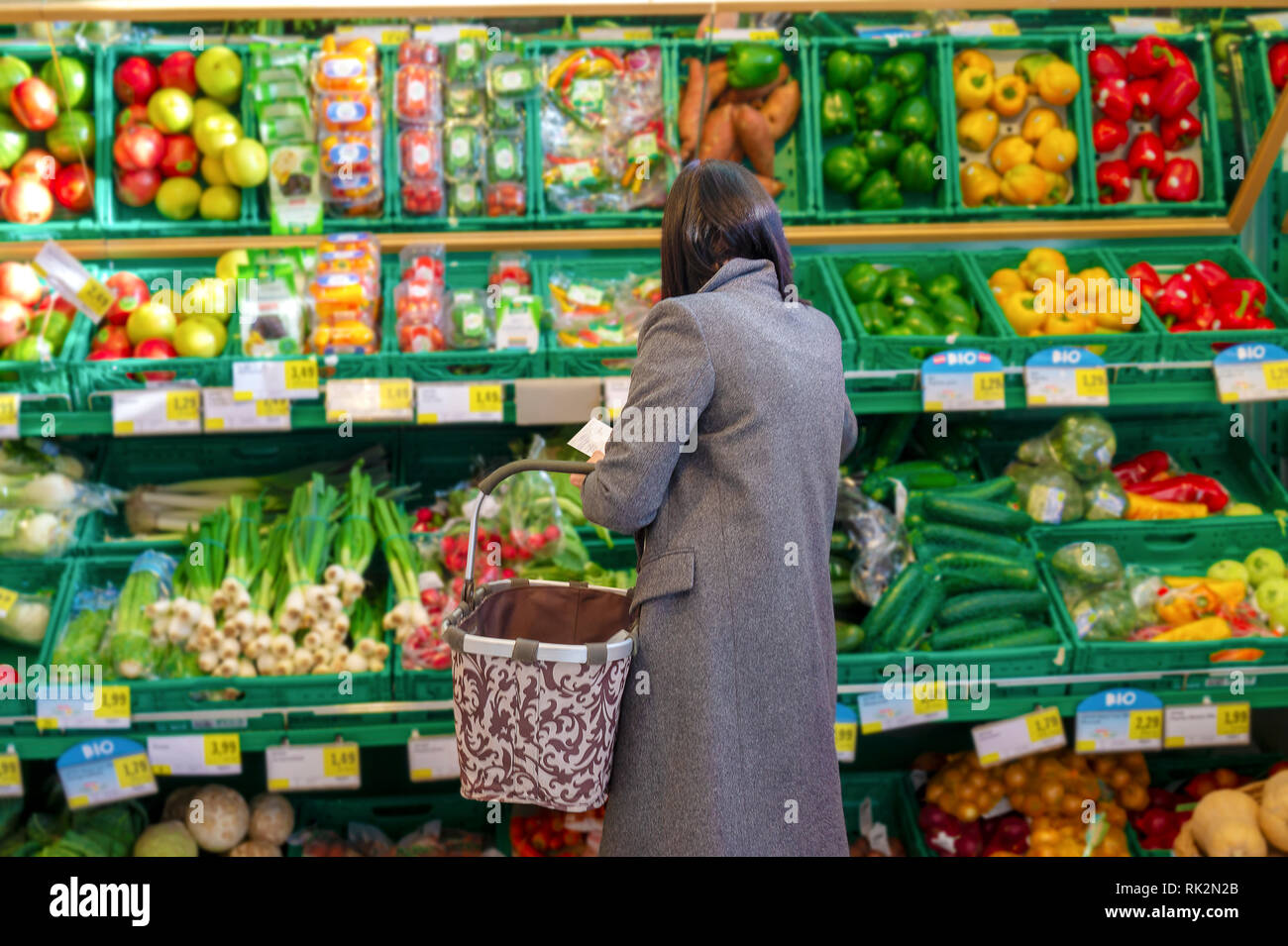 Ziemlich unbekannte Frauen shopping Gemüse und Obst im Supermarkt Stockfoto