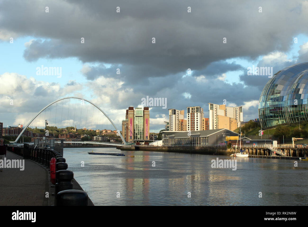 Der Gateshead Millennium Bridge, ein Fußgänger und Radfahrer tilt Brücke überspannt den Fluss Tyne, der Newcastle England Großbritannien Stockfoto