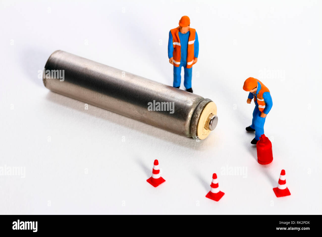 Konzeptionelle diorama Bild der Abfallwirtschaft, bestehend aus miniaturausgabe Abbildung Arbeiter an eine Batterie suchen Stockfoto