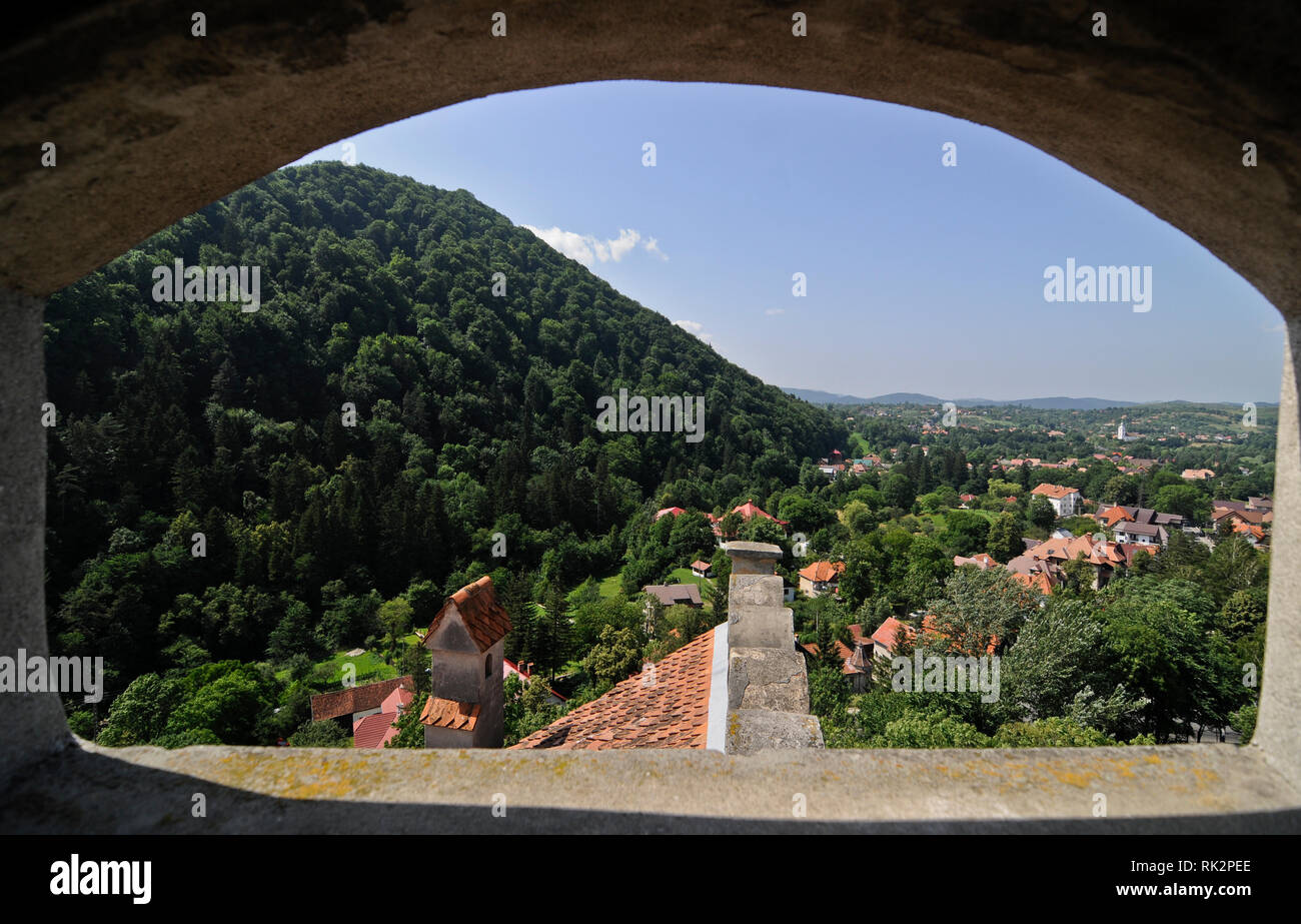 Panoramablick auf die Stadt vom Schloss Bran, Rumänien Stockfoto