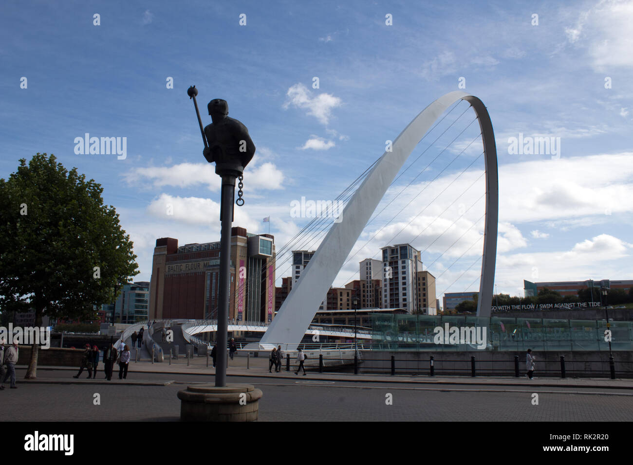 Der Gateshead Millennium Bridge, ein Fußgänger und Radfahrer tilt Brücke überspannt den Fluss Tyne, der Newcastle England Großbritannien Stockfoto