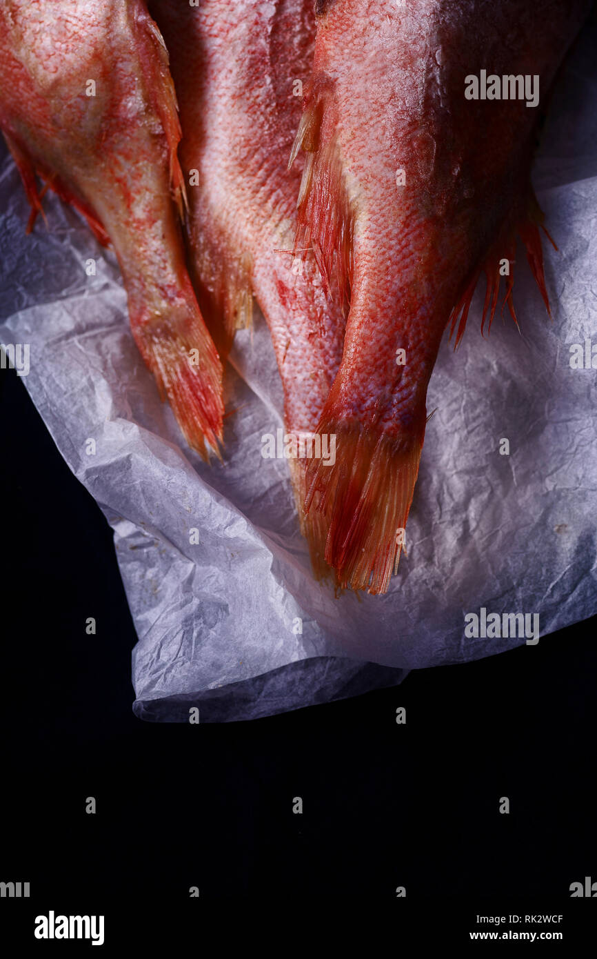 Rohen ungekochten Fisch Barsch auf schwarzem Hintergrund. Ansicht von oben Stockfoto