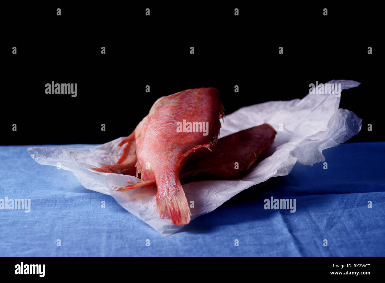Rohen ungekochten Fisch Zander auf Leinen Stockfoto