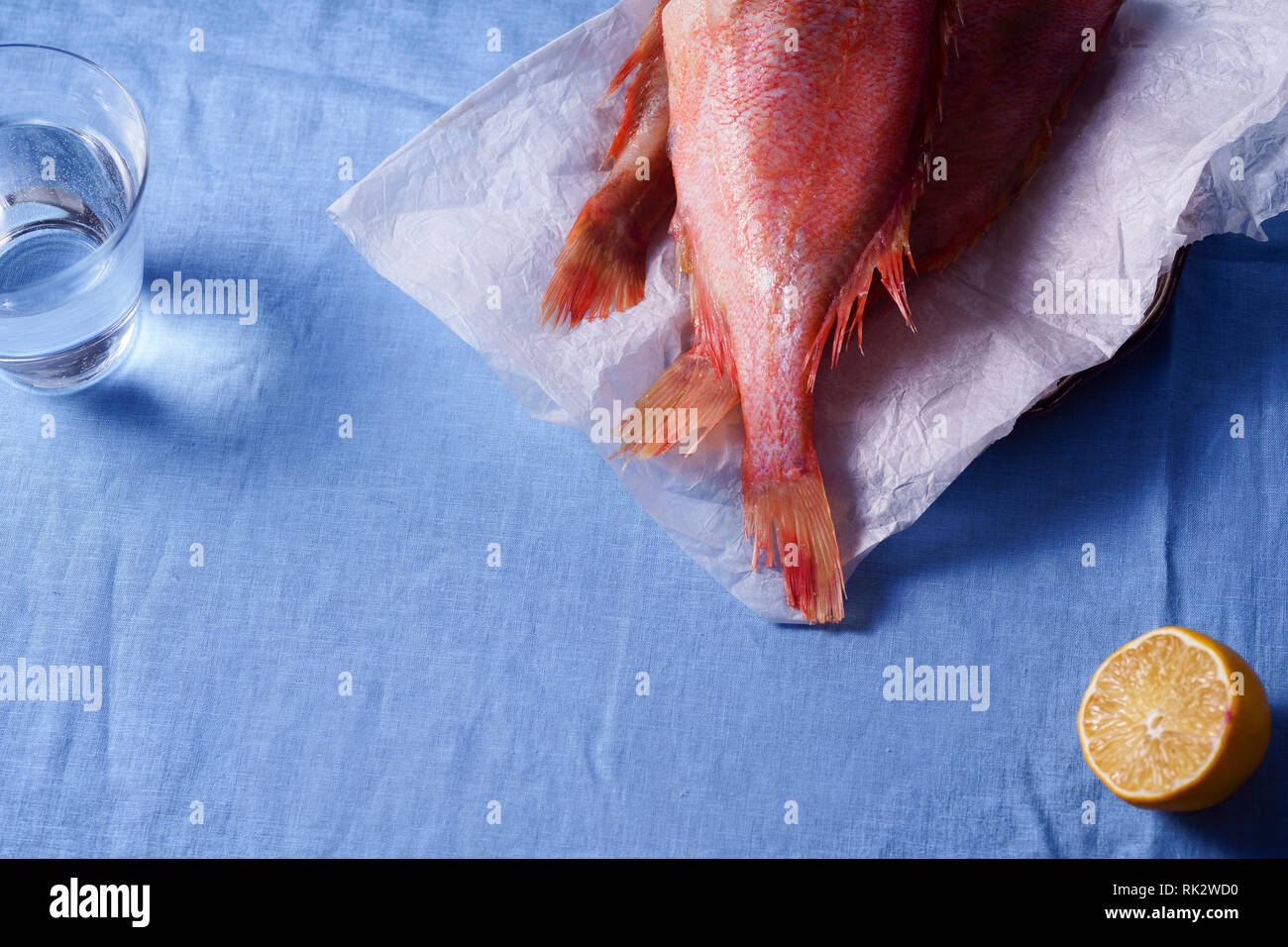 Rohen ungekochten Fisch Zander auf Leinen Stockfoto